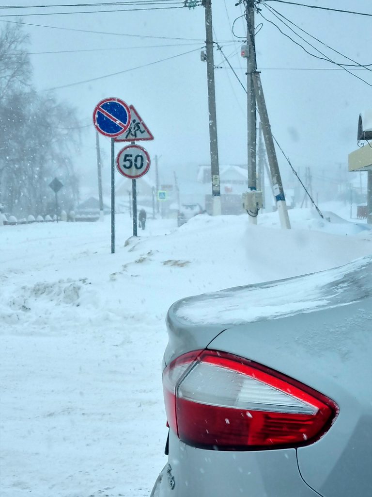 menzelinsk-sneg3-768x1024 Жители Мензелинска вынуждены выходить на проезжую часть из-за неубранного снега