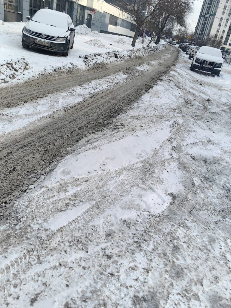 2910fe551d87a330f7cdc335532d5258-768x1024 Снег и мусор во дворе дома на Печатников в Екатеринбурге не убирают