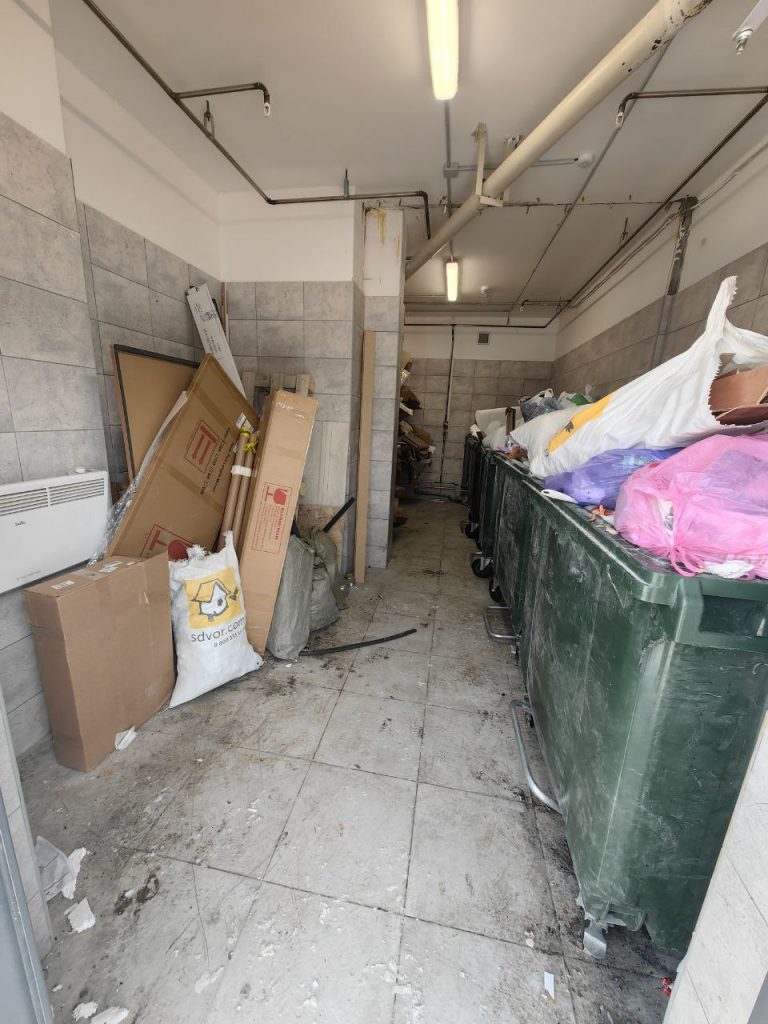 35ff1032fc2eeae5b3cae60591e9a721-768x1024 Снег и мусор во дворе дома на Печатников в Екатеринбурге не убирают