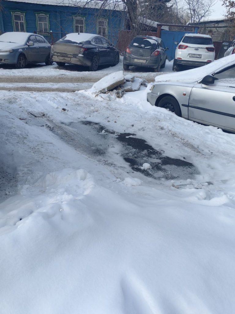 57e81cf1d624dea2f0f7d6a1c4fc0d23-768x1024 Снег и мусор во дворе дома на Печатников в Екатеринбурге не убирают