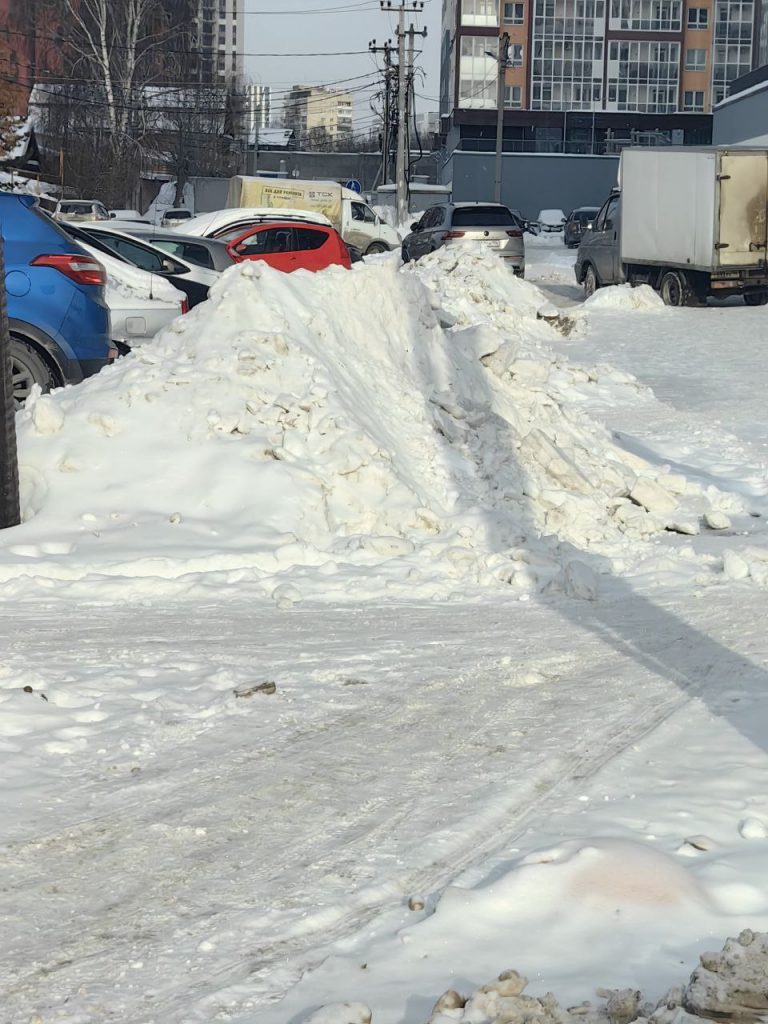 655ad9a8f4cf1601f5513ed96d16ea0e-768x1024 Снег и мусор во дворе дома на Печатников в Екатеринбурге не убирают