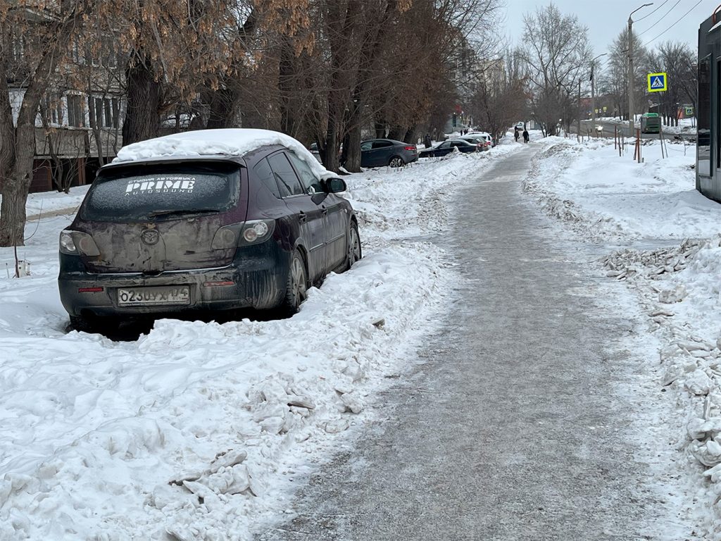Chelyabinsk-ulica-Bogdana-Hmelnickogo-38-1-1024x768 Жители Челябинска просят эвакуировать брошенный автомобиль, стоящий на газоне
