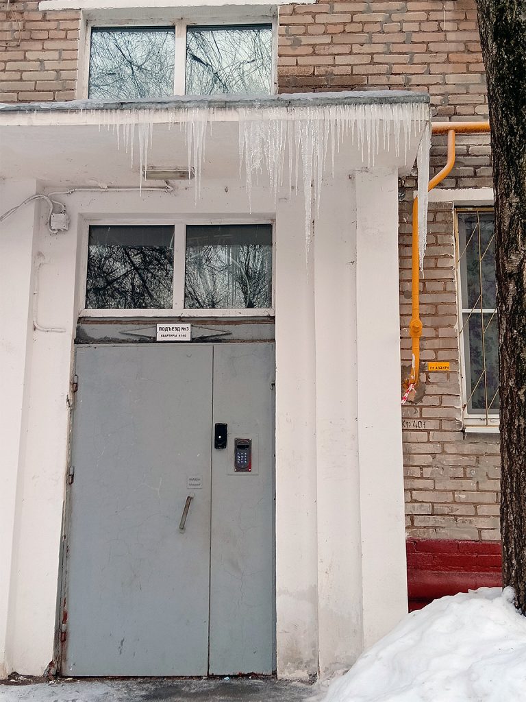 Moskva-Bolshaya-Akademicheskaya-23-1-768x1024  В Москве подъезд на Большой Академической превратился в каток