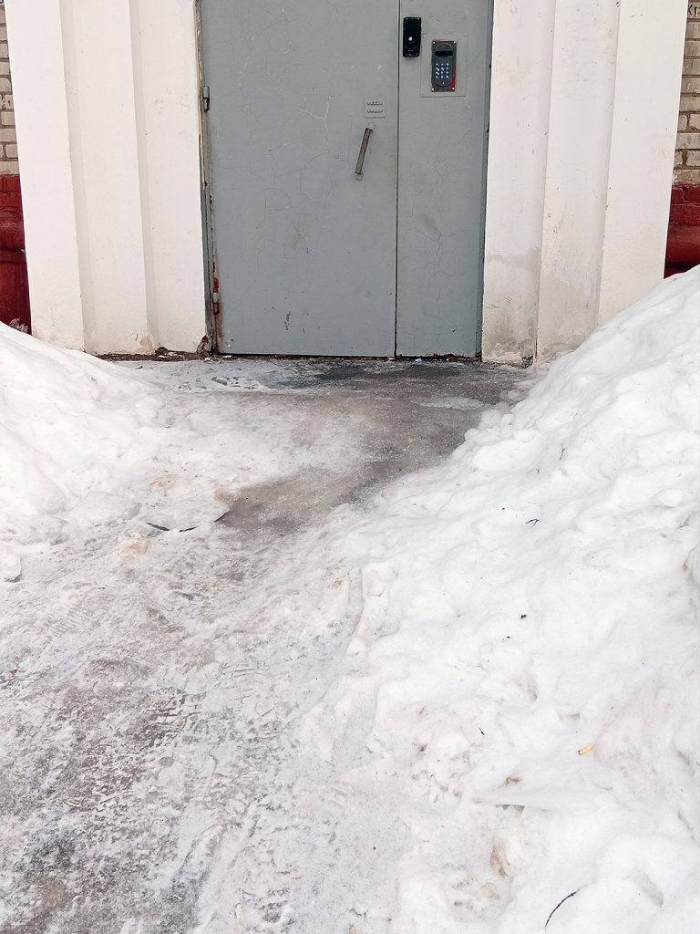 Moskva-Bolshaya-Akademicheskaya-23-2-768x1024  В Москве подъезд на Большой Академической превратился в каток