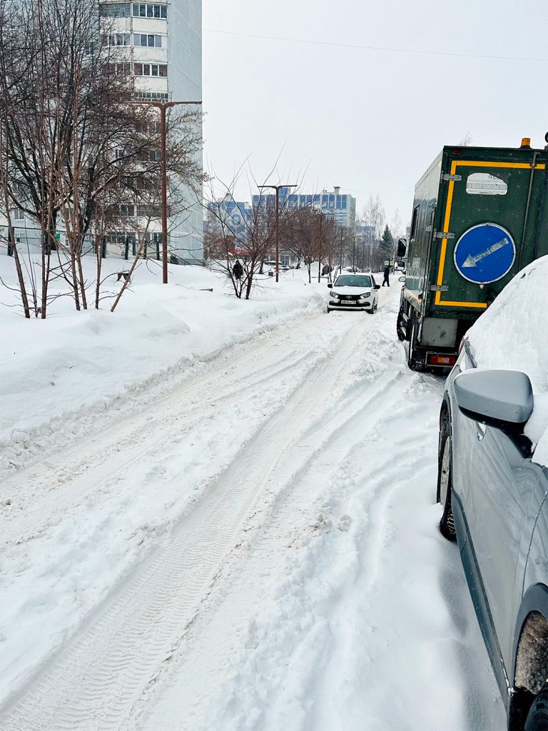 Nizhnekamsk-ul-Chulman-d-10-1-768x1024 Неубранный снег на улице Чулман в Нижнекамске мешает подъезду к детскому саду