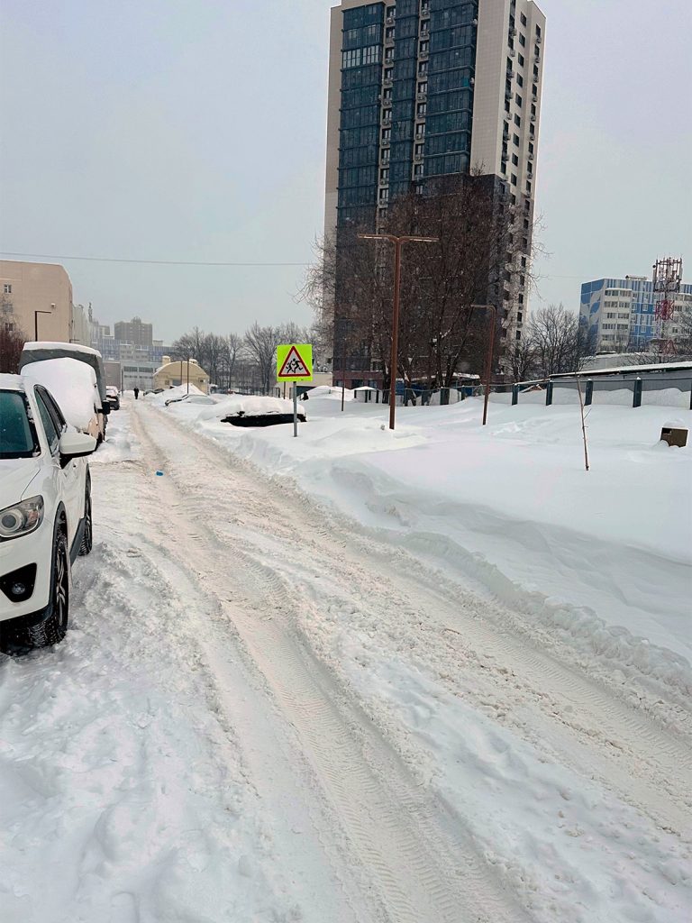 Nizhnekamsk-ul-Chulman-d-10-2-768x1024 Неубранный снег на улице Чулман в Нижнекамске мешает подъезду к детскому саду
