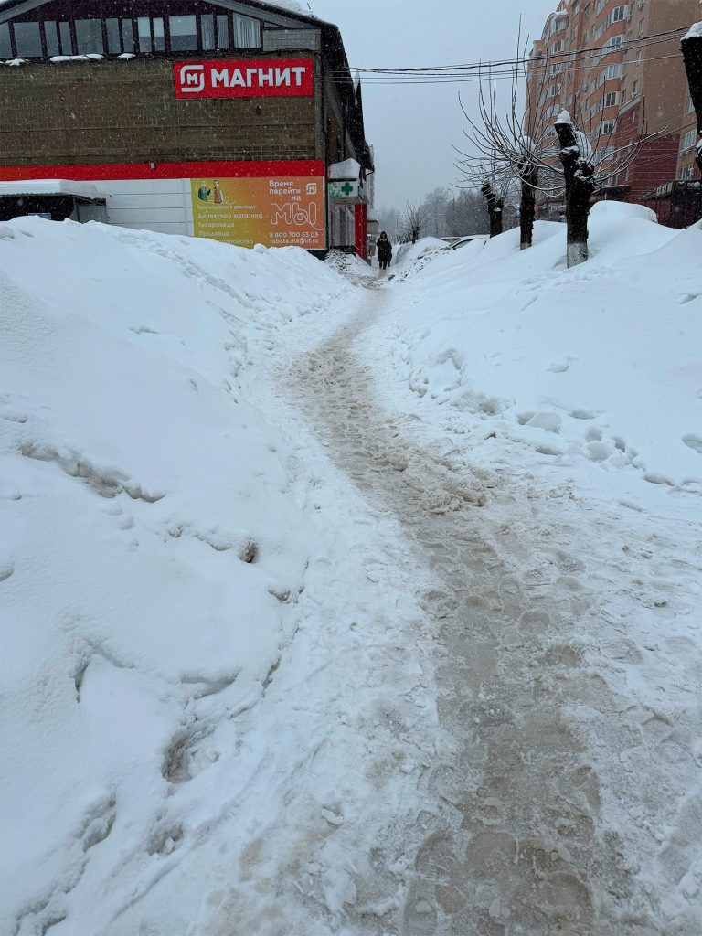 Penza-ulicy-Kalinina-Chkalova-Sverdlova-1-768x1024 На трёх улицах Пензы тротуары завалило снегом