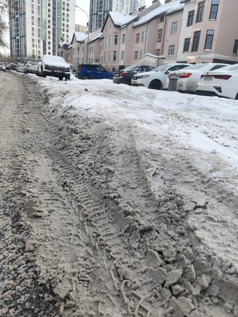 ac239670364b7eff86652e258126f017-768x1024 Снег и мусор во дворе дома на Печатников в Екатеринбурге не убирают