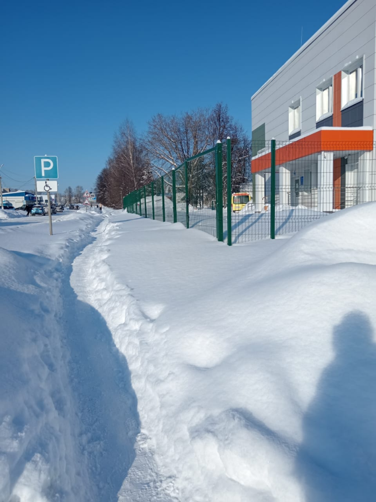 image-12-768x1024 Подъезд к детской поликлинике в Мензелинске затруднён из-за снега