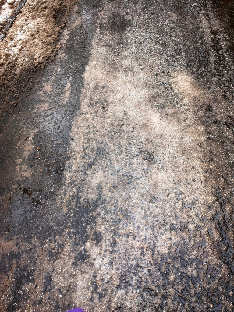 image-33-768x1024  В Москве жители жалуются на перебор с реагентами во дворе на Амундсена